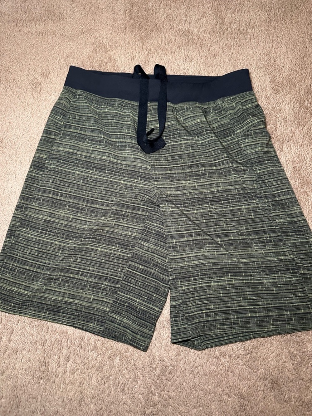 Lululemon Mens  THE Shorts Green Pattern 9” Inseam Size Large Pockets Drawstring